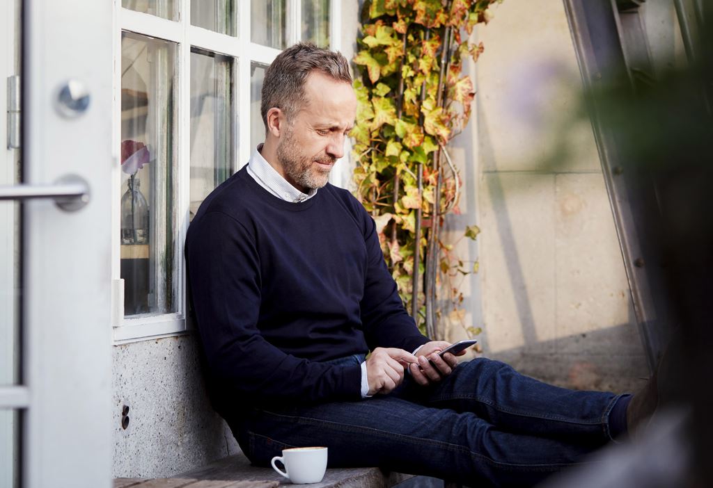 Application Relief Tinnitus homme avec smartphone