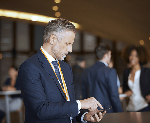 Hombre en una conferencia
