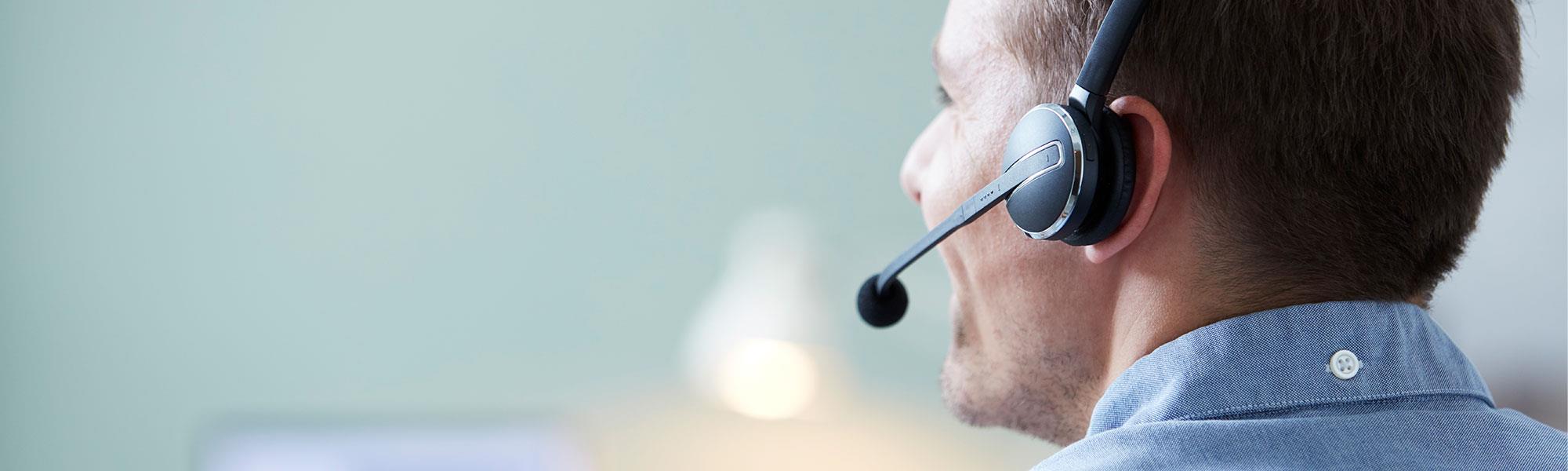 Hombre con auriculares