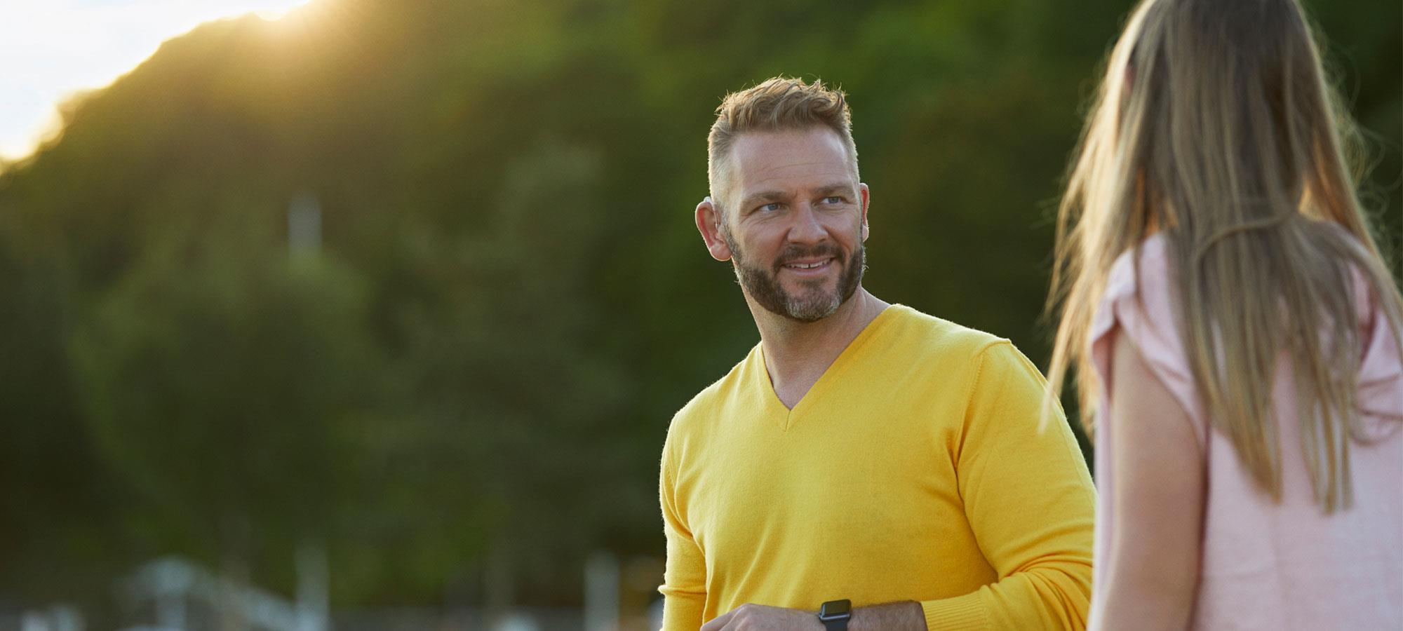 Padre con Apple Watch