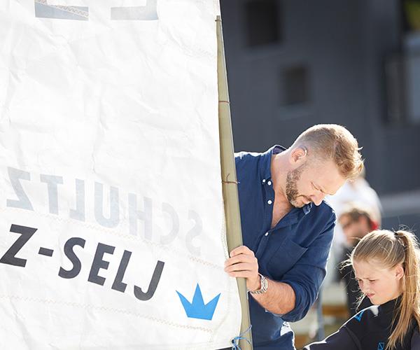 Padre e hija con un bote