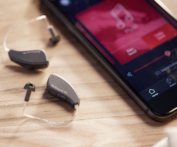 Aplicación en iPhone sobre una mesa