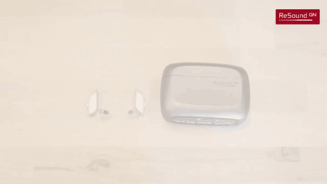 Colocar el audífono en el cargador premium